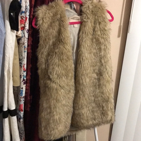 CUTE  Faux Fur Vest!! - Picture 2 of 6